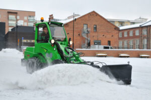 avant_snow_plow_3